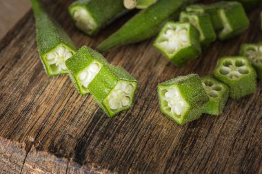 Bamya. Mutfak tahtasında sebze, kısmen doğranmış.