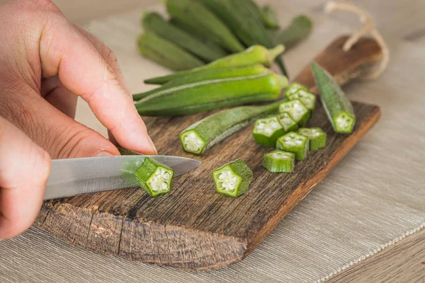 Okra Vegeteble Uma Placa Cozinha Parcialmente Picado — Fotografia de Stock