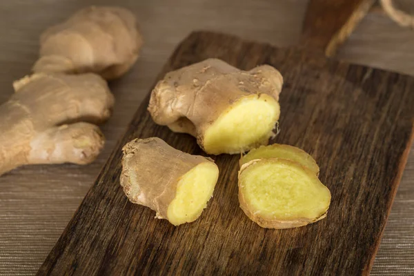 Ginger Dipotong Dan Dalam Sepotong Besar Pada Papan Pemenggalan Dapur — Stok Foto