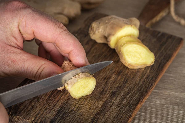 Ingwer Mit Messer Auf Schneidebrett Der Küche Geschnitten — Stockfoto