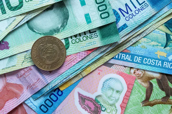 Kosta Rika 'dan gelen para, çeşitli banknotlar ve bir bozuk para.