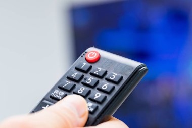 Uzaktan kumandalı televizyon.