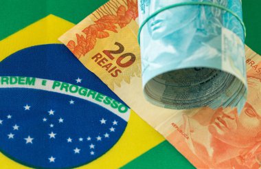 Brezilya para banknotları ülkenin bayrağının arka planında