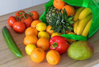 Mutfak masasında sağlıklı yiyecekler olan yeşil şebeke.