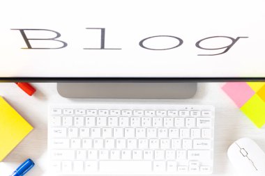 Monitörde gösterilen metin, Günlük. Bilgisayar klavyesi ve ofis aksesuarları olan bir masa. İnternet için kendi web sitenizi işletme kavramı