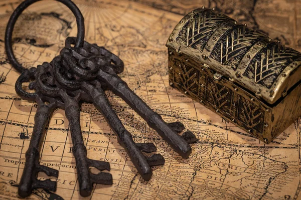 Arka Planda Sandık Anahtarlar Olan Eski Bir Haritanın Parçası Kayıp — Stok fotoğraf