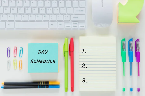 Work Day Plan Card Words Day Schedule Pens Computer Keyboard — ストック写真