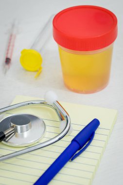 Test ve laboratuvar aletleri için idrar kabı. Tıbbi amaçlar için biyokimyasal bileşim analizi kavramı