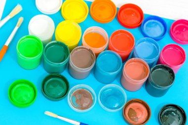 Renkli okul resimleri. Mavi arkaplan, fırçalar