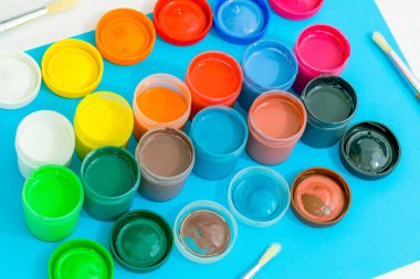 Renkli okul resimleri. Mavi arkaplan, fırçalar