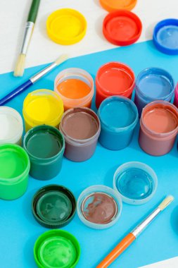Renkli okul resimleri. Mavi arkaplan, fırçalar