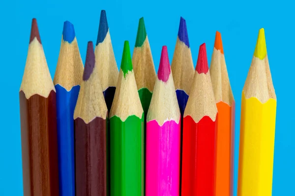 Lápis Várias Cores Fundo Azul Conceito Escolar — Fotografia de Stock