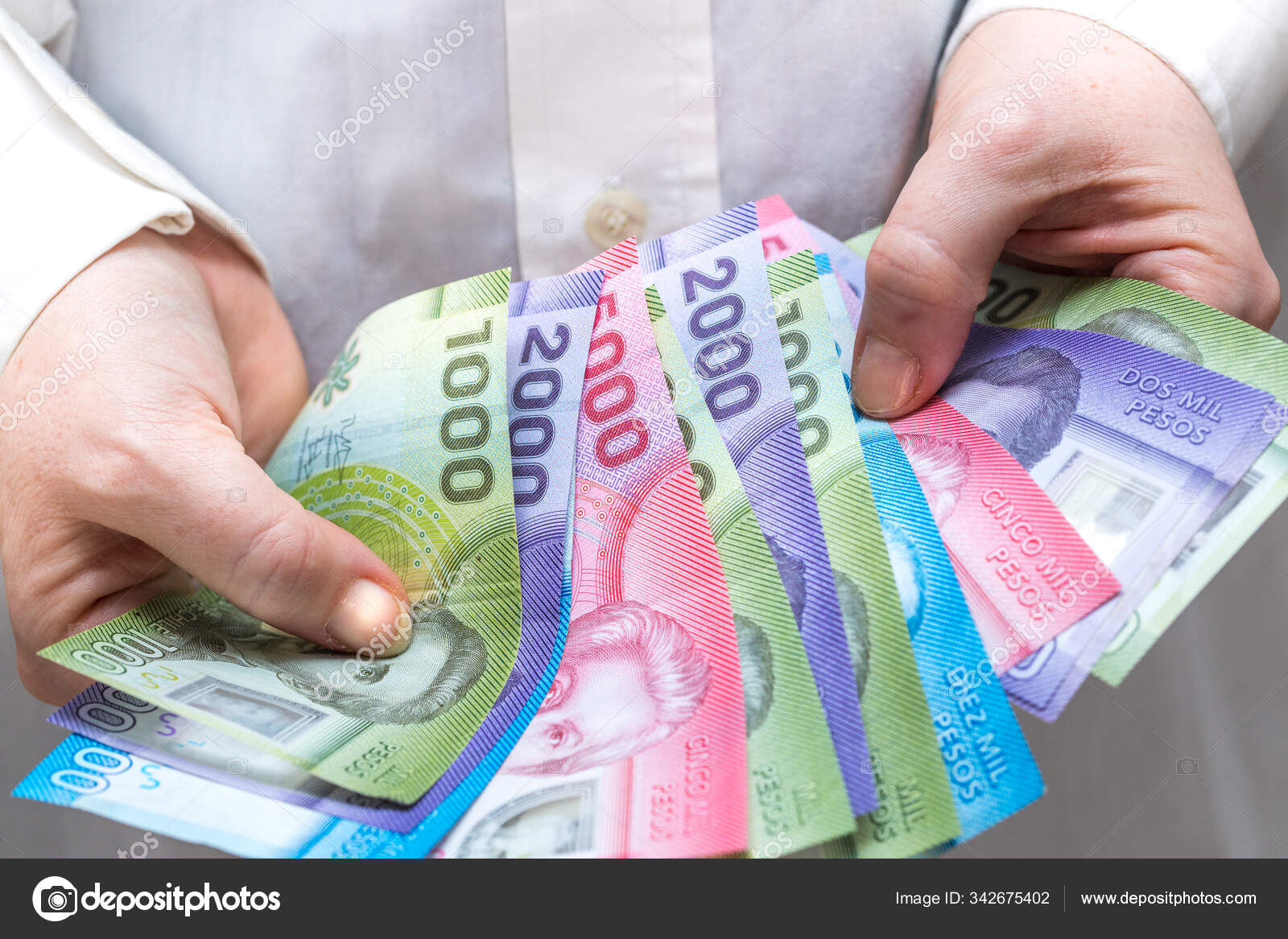 智利比索妇女手中的钞票——图库图片© rochu_2008 #342675402
