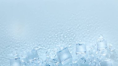 Buz küpleri, bütün ve hafif bir zemin üzerinde erimiş.