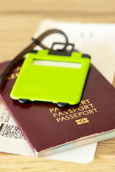 Pass Mit Bordkarte Und Gepäckanhänger Fliegendes Reisekonzept — Stockfoto