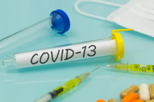 Covid Virusflasche Auf Einem Labortisch Medikamente Und Spritzen Behandlungskonzept Und — Stockfoto