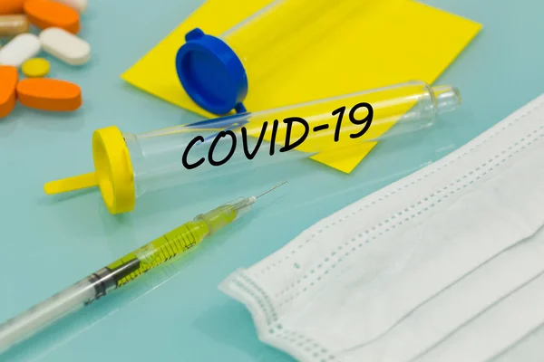 Covid-19 Virusflasche auf einem Labortisch. Medikamente und Spritzen. Behandlungskonzept und Impfstoff gegen das Virus — Stockfoto