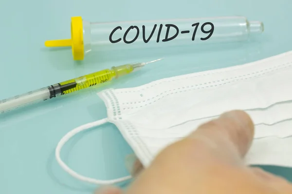 OVID-19, nama Ofificial Coronavirus. Vial, virus dan obat-obatan. Konsep pengobatan virus — Stok Foto