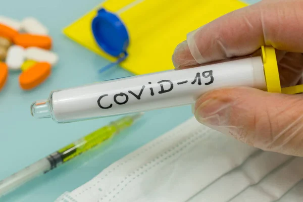 Covid Coronavirus Offizieller Name Fläschchen Mit Virus Der Hand Laborhandschuh — Stockfoto