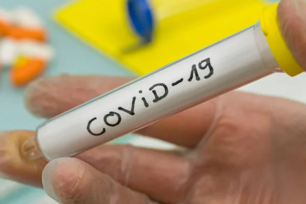 Covid Virusflasche Auf Einem Labortisch Medikamente Und Spritzen Behandlungskonzept Und — Stockfoto