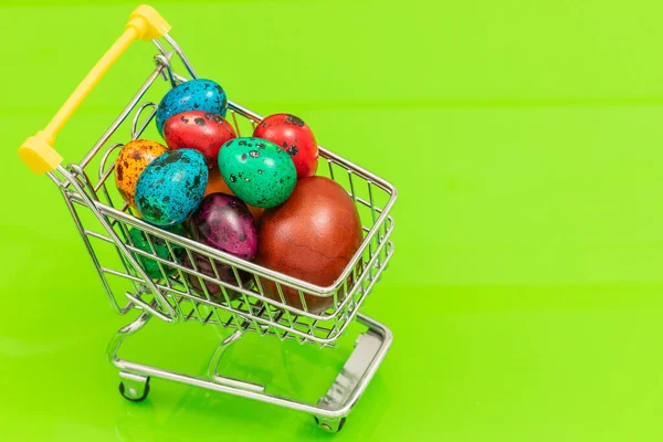 Nákupní Košík Plný Velikonočních Vajec Koncept Dovolené Nakupování Vysoké Ceny — Stock fotografie