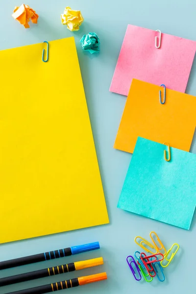 Renkli Boş Notlar Renkli Ofis Zımbaları Yıpranmış Kağıt Topları Yazı — Stok fotoğraf