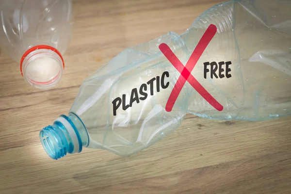 Botella Plástico Triturado Con Inscripción Plastic Free Concepto Limitar Deliberadamente — Foto de Stock