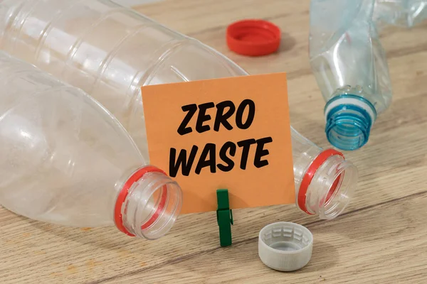 Botellas Plástico Una Tarjeta Con Las Palabras Cero Residuos Concepto — Foto de Stock