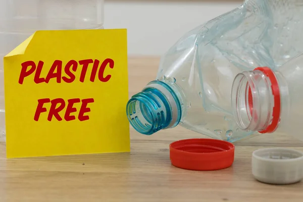 Botellas Plástico Una Tarjeta Amarilla Con Las Palabras Plastic Free — Foto de Stock