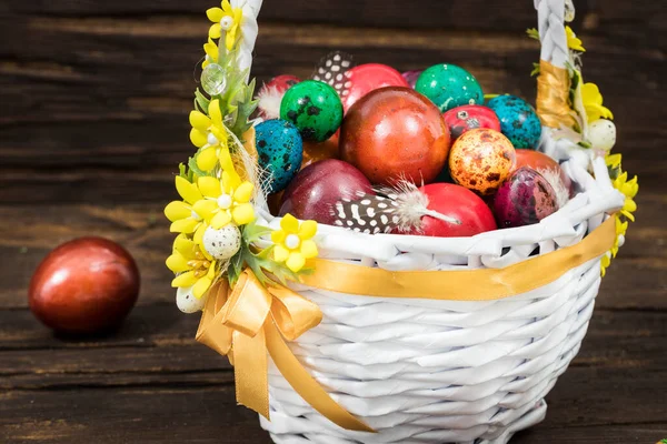부활절 전통적으로 바구니에 색깔의 달걀을 넣는다 장식의 — 스톡 사진