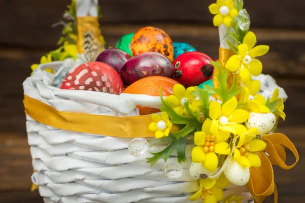 Счастливой Пасхи Традиционно Разноцветные Яйца Корзине Фон Старых Досок Праздничное — стоковое фото