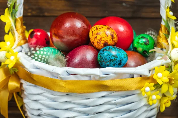 부활절 전통적으로 바구니에 색깔의 달걀을 넣는다 널빤지 장식물 — 스톡 사진