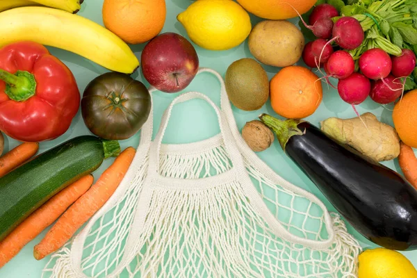 Legumes Frescos Frutas Torno Uma Malha Compras Orgânica Conceito Ação — Fotografia de Stock