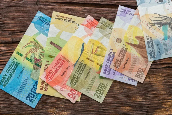 木製のテーブルの上にマダガスカルのお金 — ストック写真
