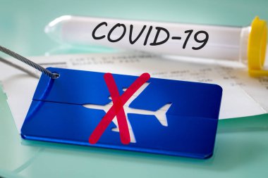 Coronavirus. Laboratuvar şişesi ve çapraz bagaj etiketi, Virüs nedeniyle Hava Yolları Mali Sorunları kavramı