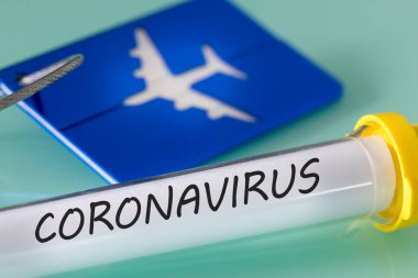 Coronavirus. Virüs şişesi, bagaj etiketi ve biniş kartı. Kavram. Virüs yüzünden havayollarının mali sorunları
