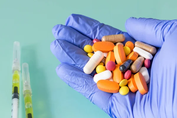 Eine Handvoll Verschiedenfarbiger Medikamente Der Hand Eines Arztes Der Missbrauch — Stockfoto