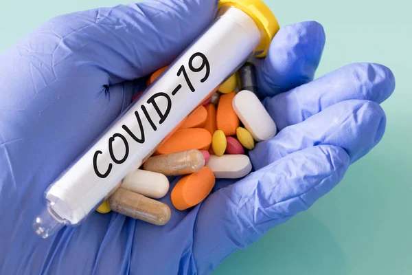 Ein Fläschchen Covid Virus Mit Einer Handvoll Medikamente Der Hand — Stockfoto