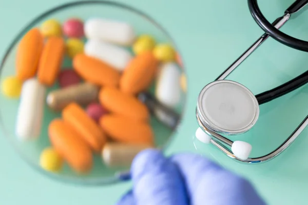 Tabletták Gyógyszerek Nagyító Alatt Orvosi Sztetoszkóp Mellett Egészség Gyógyszerek Vitaminok — Stock Fotó