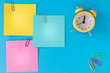 Üzerinde yazı olan renkli kartlar, saat 12 'ye 5 var. ofis ya da iş konsepti.