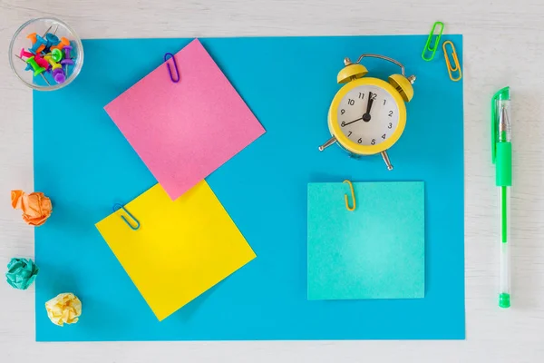 Üzerinde Yazı Olan Renkli Kartlar Saat Var Ofis Konsepti — Stok fotoğraf