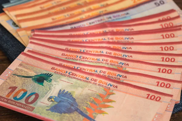 Гроші Болівії 100 Болівіано — стокове фото