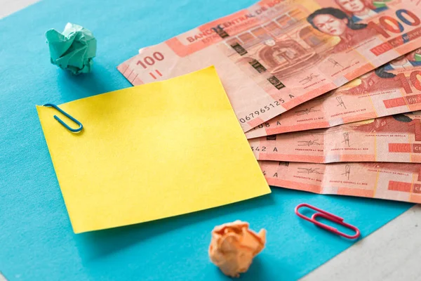 Dinero Bolivia Billetes 100 Bolivianos Con Una Nota Amarilla Sus — Foto de Stock