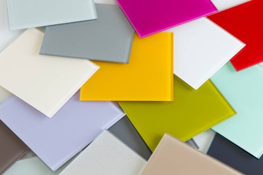 İç döşemeler için renkli camlar..