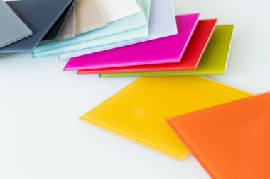 İç döşemeler için renkli camlar..