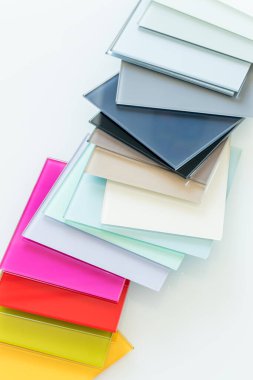 İç döşemeler için renkli camlar..