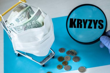 Coronavirus 'a karşı maske takmış alışveriş arabası. Polonya parası. Büyüteç, 