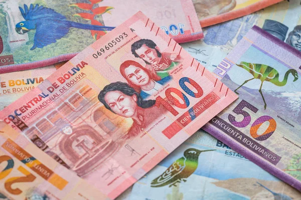 Dinheiro Boliviano Várias Notas Espalhadas Uma Mesa — Fotografia de Stock