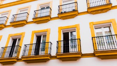 Sevilla 'daki Barrio Santa Cruz mimarisinin geleneksel sarı ve beyaz renkleri