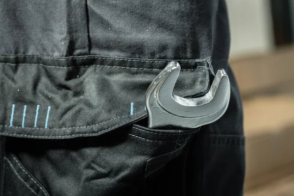 专业裤子口袋里的组装钥匙 — 图库照片